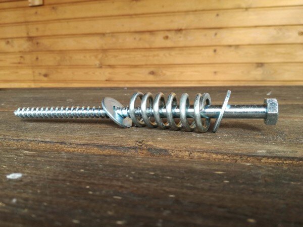 Обычный глухарь, пружина и две шайбы