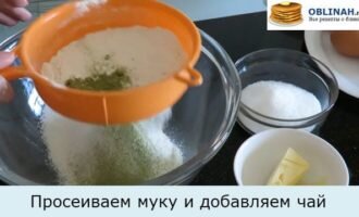  Для начало в миску необходимо просеять через сито муку и сюда же добавляем чай. Чай «Матча» очень приятно пахнет и имеют легкие сладковатые ароматы. Это будет одной из изюминки блинного торта. 