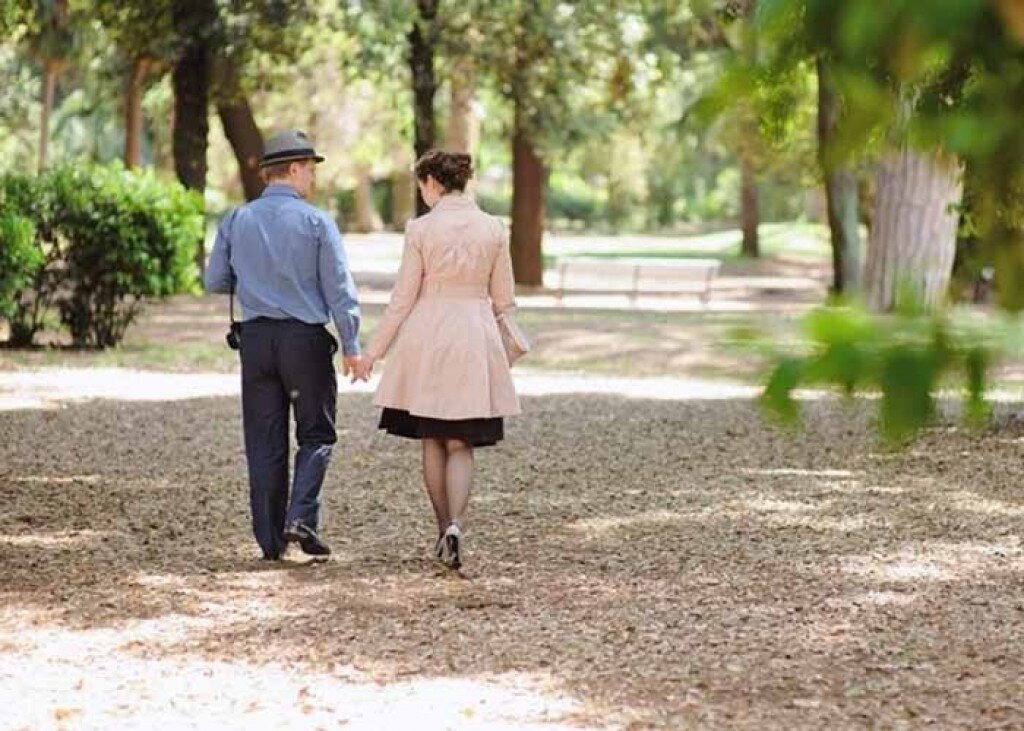 Муж стал гулять. Прогулка в парке. Люди в парке. Мужчина и женщина в парке. Мужчина и женщина гуляют.