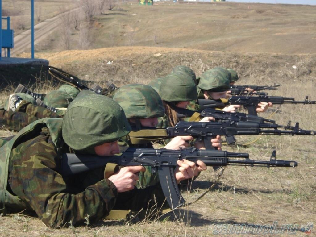 военные стрельбы. тактическое стрельбище. сухопутные войска. солдат на стрельбах. стрельбище в армии.