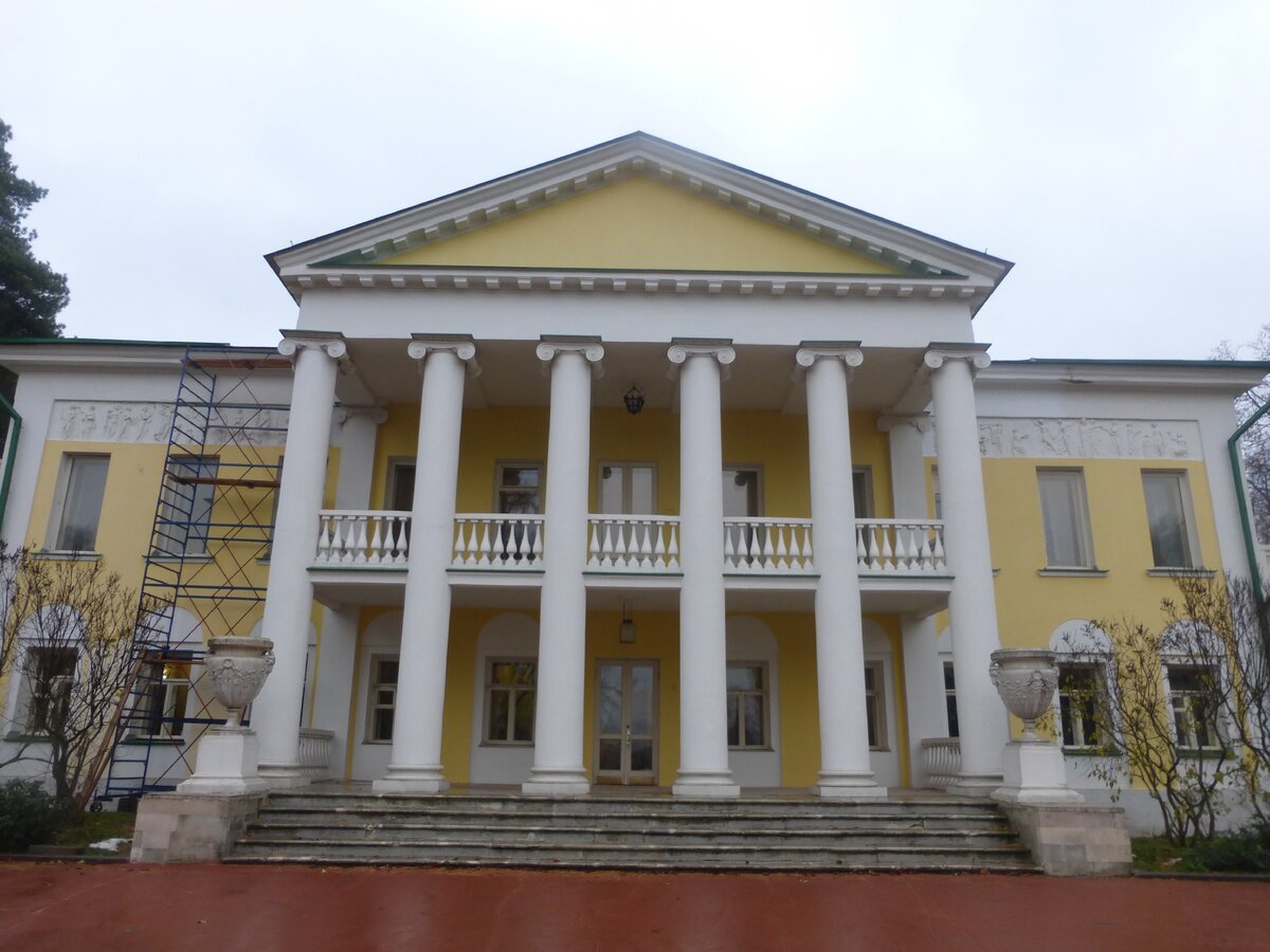 Памятник расположен справа от усадьбы