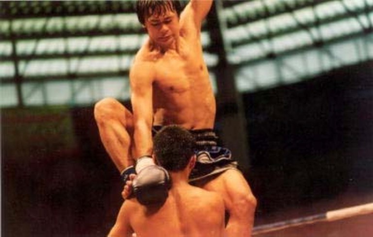 Асани Суван в фильме "Прекрасный боксёр" 2003 год