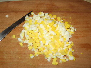 отварные куриные яйца мелко порубить ножом