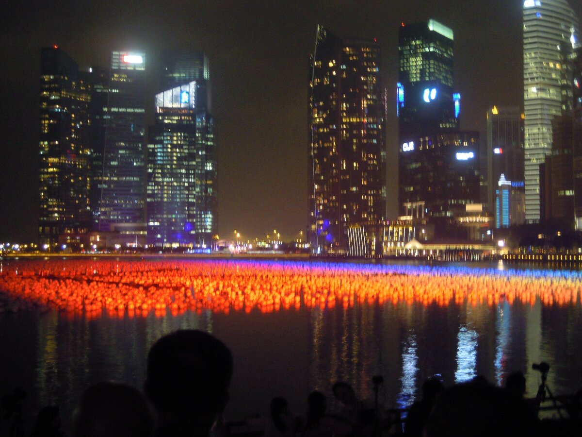 Народные гуляния на Новый Год в Сингапуре - листать вправо