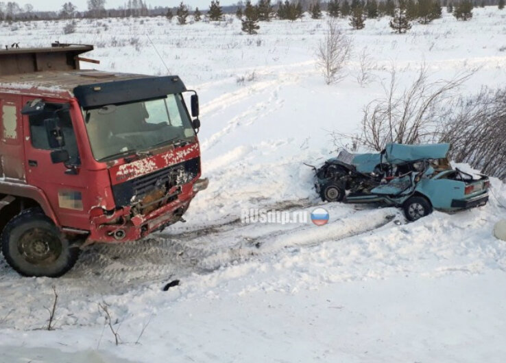 ДТП произошло 21 декабря в 8:20 утра на 14 километре автодороги Карталы — Великопетровка в Карталинском районе. 53-летний мужчина за рулем ВАЗ-2107 при неустановленных обстоятельствах выехал на встречную полосу и столкнулся с грузовиком Howo. Водитель легкового автомобиля и его пассажир от полученных травм скончались на месте, — сообщили rusdtp.ru в пресс-службе ГИБДД по Челябинской области.