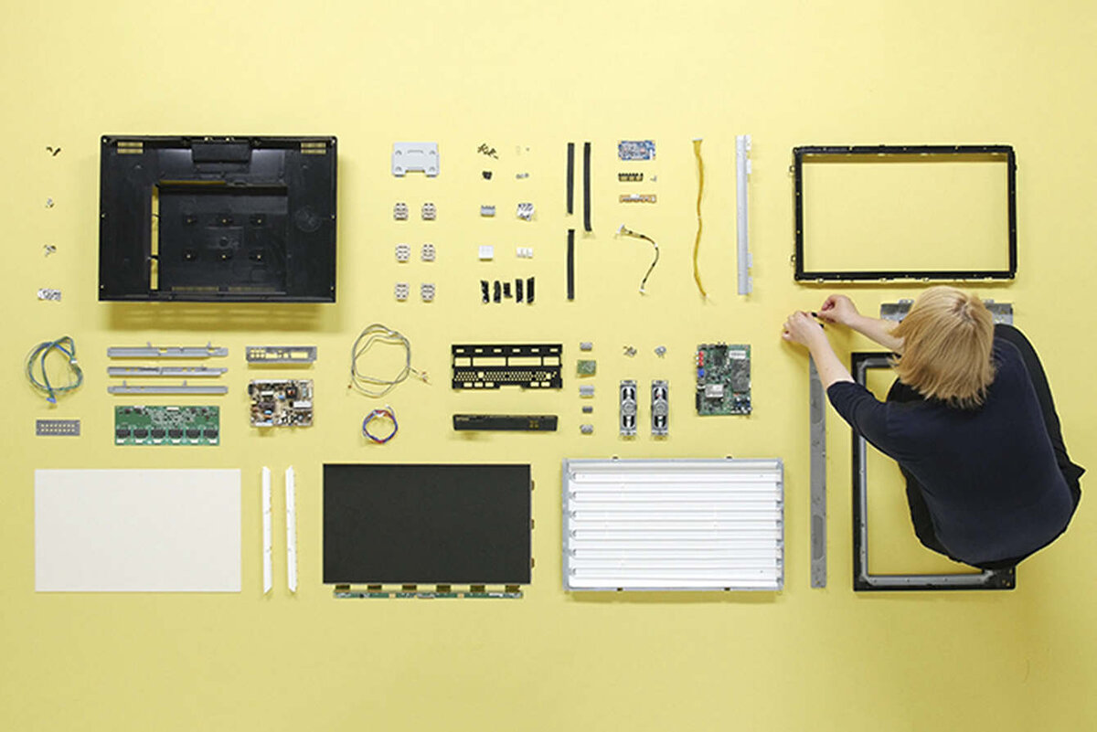 Проект Ore Streams разбирает электронику на мелкие части, чтобы показать, насколько сложно она устроена