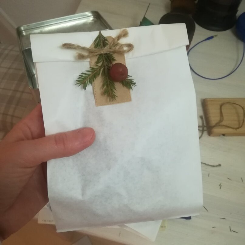 В такие пакеты я разложила печенье, вырезала тэги из крафт-бумаги, прикрепила еловые веточки, замерзшее яблочко и бантик из джута. Получилось очень симпатично. А банки с вареньем украсила сверху крафт-бумагой из посылок и обвязала джутом. 