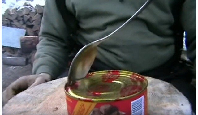 Мужик из тайги показал 3 хитрых способа как открыть консервную банку в походных условиях
