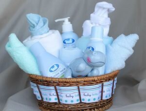 Как правило, родители ограничиваются не крупными и серьезными подарками. В этом вопросе главное не сам подарок, а внимание, которое оказывает молодая семья. Они не только благодарят за рождение малыша, но и угощают своих близких, желая, чтобы все радовались появлению на свет крохи.