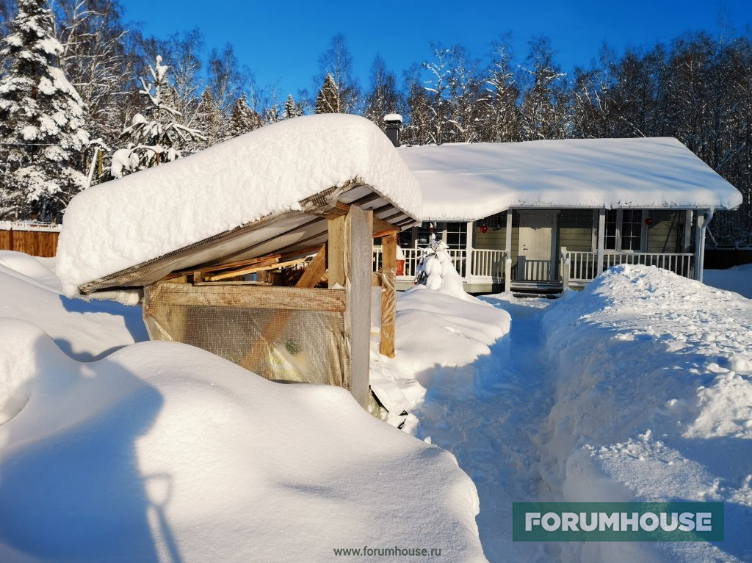 Старый дровник (да, тогда зимой был снег)
