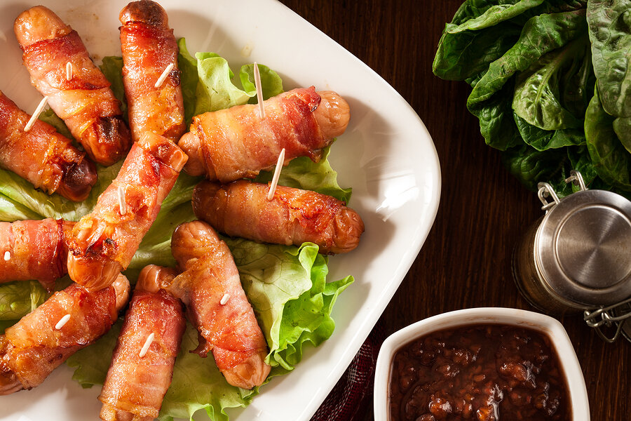 Запеченные в духовке рулетики из свинины с корейской морковью и сыром готовы. Подавайте с томатным соусом, любимым гарниром, салатом из свежих овощей, а также с домашними соленьями. 