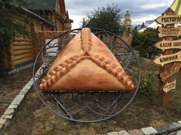 Памятник татарскому пирожку «Эчпочмак»