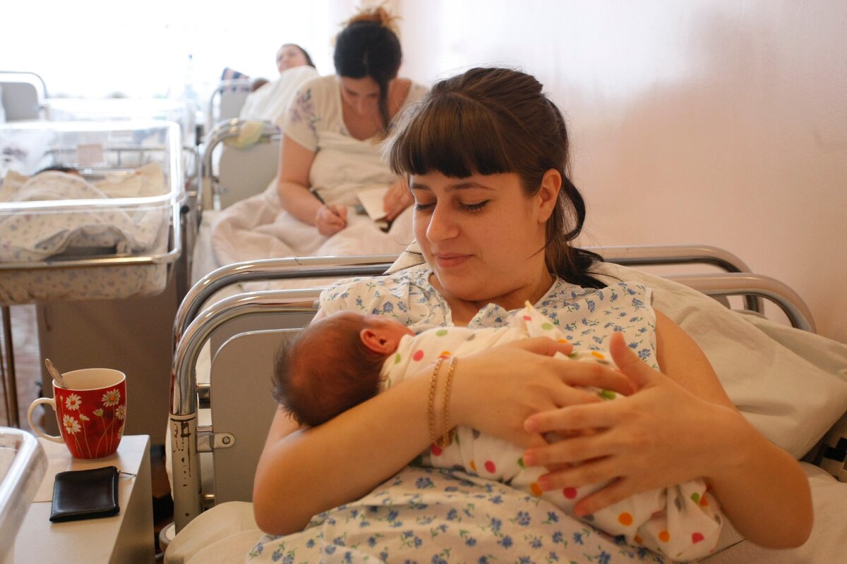 Мама рожает в роддоме. Женщина с ребенком в роддоме. Мама с малышом в роддоме. Новорожденный ребенок в больнице.