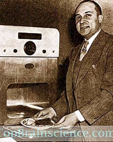 Перси Спенсер перед своей примитивной микроволновой печью