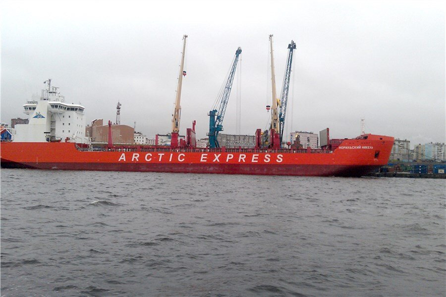 Такие ледоколы давно не удивляют местных жителей