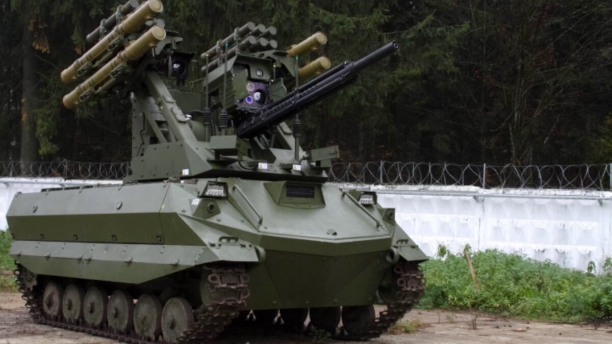 Боевой робототехнический комплекс "Уран-9" российского производства.