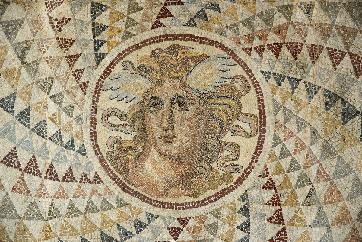 Напольная мозаика с головой Медузы, Пирей, II в.н.э. Афины, Национальный археологический музей.