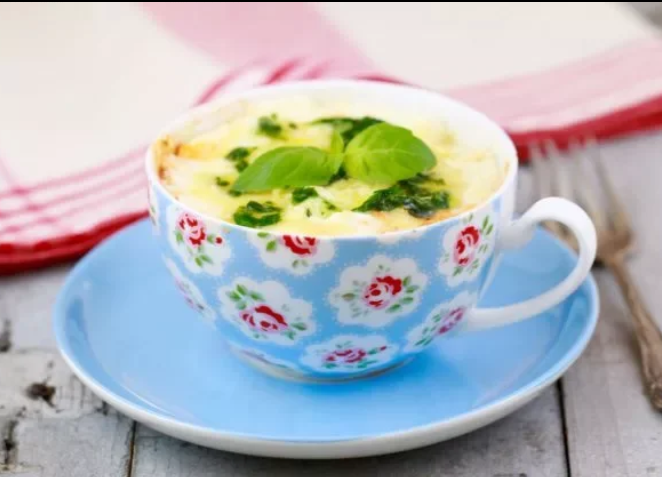 Лазанью тоже можно приготовить не на противне в духовке, а в чашках. Вот как это делается.
