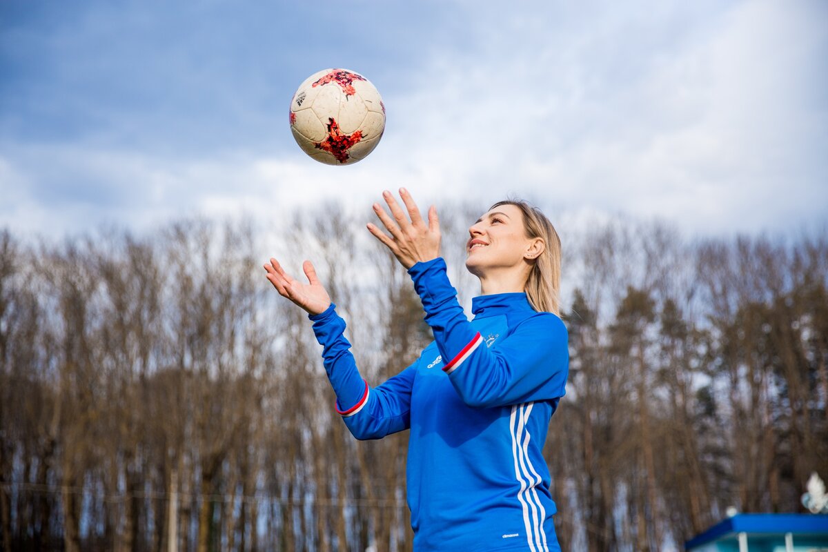 Когда мы «играем», то расслабляемся и легче достигаем результатов. На фото пробую футбол ;)