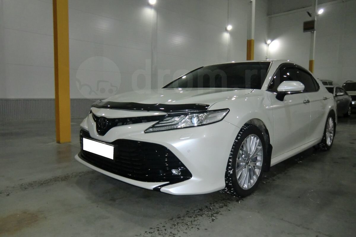 Здравствуйте, уважаемые читатели! Пришло время написать отзыв о своей бывшей машине. Toyota Camry 2.5 xv 70 2.5 литра в комплектации стандарт плюс.  Немного о себе. 27 лет ,до этого была Ауди а6 в 45 ом кузове и Тойота королла 13 года. Муки выбора: как таковых их не было))  Каждому своё ,а мне Камри понравилась внешне изначально) к Тойоте относился с уважением всегда,но именно эта машина понравилась своим видом) Обзор конкурентов конечно же был ,но все же ,уже сейчас глядя на ситуацию ,понимаю что он был скорее формальностью) Тем не менее, кратко изложу своё мнение о них.
1) Мазда 6 2.5. На момент покупки ожидался выход 3 го рейсталинга ,что сразу оттолкнуло от покупки. По ощущениям(сравниваю с конечным выбором в виде камри). Лучше рулиться ,в версии 2.5 значительно динамичнее. Значительно жёстче подвеска ,хуже шумка (субъективно) ,важным фактором было то ,что Машина по сути уже  с 12 года идёт в этом кузове и значительных изменений не притерпела , иными словами примелькалась. Эффекта вау не вызвала ) Салон по своему хорош, но в Камри мне показался интересней. В целом хороший автомобиль ,заслуживающий внимания.
2. Киа оптима. Даже в гт Лайн не заходит внешний  вид ,почему то лично у мена возникает ощущение ,что автомобиль дешевле. Салон неплох, опять же ,на вкус и цвет. По динамике ну очень сопоставимо с Камри. Шумка ,опять же субъективно ,хуже. Плавность хода и подвеска схожи ,но До Камри не дотягивает. Однозначно сложилось впечатление ,что Камри едет «благородней». Куча опций ,доступных в киа по схожим деньгами не сыграли решающий роли. Хотя ,надо отдать должное ,за те же
деньги корейцы дают большее. Гвоздь в крышку гроба идеи об обладании киа Оптимы забил тест драйв ,на котором по неизвестным мне причинам при скорости около 100-110 при нажатии педали в пол что то из моторного отсека начинало издавать довольно таки жуткий свист)) Особенно добили слова менеджера на вопрос «а что это ?»
Он ответил -«ну может не докрутили что то»... было неловко , хотел чтобы быстрее мы проехали положенный маршрут) Уверен ,что так не у всех и ничего против киа не имею , но не мое и все тут.
3. Шкода суперб. В виду приличной потери стоимости всерьёз данный автомобиль не рассматривал, однако тест прошёл. Честно говоря ,впечатления только положительные. Внешне ,допустим ,не мое ,но определённый шарм в ней есть. Салон гармоничный ,на коже , ощущение дешевизны нет от слова совсем)) все очень даже на уровне. 1.4 т едет немного быстрее ,чем Камри 2.5,расход пишет низкий , коробка по езде тоже понравилась. В салоне предложили суперб 1.4 на коже в хорошей комплектации за 1.65, скинув в лоб новому клиенту в виде меня около 250 к, хороший подход ,но если бы уж
я брал турбо мотор ,то точно не 1.4. Риски и потери должна оправдаться) а по динамике это хуже чем 2.5 Мазда и сравнимо с Камри и Оптимой(с небольшим перевесом Шкоды). А ждать с 1.8 3-4 месяца. Не стал заморачиваться ,отметив что авто в целом не уступает плавности и комфортом подвески Камри ,при этом шумка точно не хуже ,если даже не лучше )
4. Остальные. Пассат редкость сам по себе и стоит в хороший комплектациях дороже суперба . Ну не хочется мне брать vag и 1.4) Бмв ,Ауди самые пустые и то не факт, что укупишь. Плюс совсем минималка в брендовых тачках меня не привлекает) , на сонате не катался в виду низкой популярности марки, подумал что тест драйв  киа достаточно объективно помогает оценить и сонату в том числе).
Оговорюсь, что до кроссоверов не дорос и седан по аналогичным деньгами выглядит  для меня  «круче». Поэтому рассматривались в основном автомобили D класса.
Итак. Выбор сделан ,формальности пройдены, я обладатель Тойоты Камри 2.5 стандарт плюс. Деньги были довольно ограничены и считая ,что 2 х литрового мотора категорически недостаточно , была выбрана  минимальная комплектация для 2.5 литрового мотора) Основные моменты: 2.5 литра ,6 ст автомат, тряпка, простая камера заднего вида, фары диодные (кроме стопарей и поворотников) ,16 мелкие диски,цвет чёрный ))
1. Внешний вид. Для меня он ,ещё раз повторюсь ,хорош(для многих ,не слишком избалованных девушек,тоже )). Возможно внешность зацепила из за своей «свежести» на момент покупки. Как по мне ,Камри хотя бы частично ,но избавилась от имиджа такси и жоповозки депутатов из разных министерств)Не вижу смысла подробно расписывать ,чем  мне так понравился внешний вид , тут у каждого чисто своё мнение и оно самое важное. (А может чувствую ,что и не распишу, не знаю чем именно ,ну вот нравится и все ,бывает же такое ?)) Из минусов в бедных комплектациях довольно смешно смотрятся маленькие 16 ые  диски на такой  больше машине) также отличаются фары и Ручки дверей( не хромированные).
2. Динамика. Ее достаточно для повседневной езды. С места прыгает неплохо для переднего привода ,достаточно чтобы
обогнать основную массу гонщиков на автомобилях б класса, хотя может они не гонялись ,кто их знает )) по факту за год владения зарубился всерьёз лишь однажды ,с мерсом
glk 220. В очень равной борьбе проигрывал от пол корпуса до одного до скорости 160км. Стартовали раза 4,результат близкий ,но все же однозначный и не  в мою пользу ) По трассе проблем никаких
,как раз таки обгоны 80-120
даются очень и очень хорошо. Максимально разгонял до 207, не слишком комфортно , с одной стороны вроде бы Машину не болтает ,но при любой неровности довольно сильно так и плавненько
подбрасывает) Не знаю,могут ли тут играть роль 16 ые диски с 65 профилем, или может просто особенности подвески. Отдельно  отмечу работу акпп,первые пару тысяч работала непредсказуемо и нервно ,то срываясь ,где не надо ,то наоборот  не ускоряюсь , при приличном нажатии на газ. Но потом ,немного обкатавшись , стала значительно лучше , по ощущениям рассчитана больше на плавную езду.
3.Подвеска,плавность хода. Вот тут все на высоте. Машина едет «дорого»,очень мягко  , на 16 ых Дисках неровности не ощущаются вовсе, до упора пробить подвеску за год удалось ,может быть раз-два. Очень доволен данным аспектом ,   В целом очень сильная сторона ,относительно одноклассников.
4. Управляемость. Доводилось ездить на 40 ке,разница большая. Дорогу машина держит , ее не болтает ,в повороты вписывается уверенно, сильно не кренится. На небольшие движения руля при объезде неровностей отзывается не слишком охотно. Не могу сказать ,что управляемость ее конёк , но в целом ее достаточно)
5 Надежность. За год устранили некие транспортные клипсы на лобовом стекле по гарантии ,которые в мороз скрипели) на этом все,что в принципе ожидаемо.
6. Салон. Материалы средние, пластик на торпеде приятный
,имитация прострочки ,симпатично. Разочаровали тканевые сидения ,на переднем пассажирском сидение на месте боковой поддержи за год довольно сильно смялась ткань) Также кожаный руль сменил матовый цвет на более глянцевый ) Быстро ,однако.) Иногда проскакивают мелкие сверчки,что не очень приятно.
7. Электроника и мультимедиа. По поводу всех систем безопасности ничего плохо сказать
не могу, как по мне ,работает как надо. Но тут я небольшой специалист ) мультимедиа удовлетворительная, хотя ,конечно , оставляет желать лучшего. Экран довольно тормозной ,на гране того ,что это начнёт бросаться в глаза и бесить) Но все же лично для меня он эту грань не переходит)  Музыка в простых
комплекциях «ноу нейм едишен» , как по мне играет на твёрдую 4. Jbl  в более богатых комплектациях
играет лучше,но почему то ощущается это именно спереди.
8. Тормоза. Хорошие (относительно )что меня в целом удивило. Не для активного педалирования, ибо при втором торможении со 180
Уже начинает  бить педаль. Но разок очень уверенно остановиться с очень приличной скорости вам хватит ) Пока курите стоите ,переосмысляете жизнь , они придут в себя и будут готовы к бою вновь)
9.Безопасноть. Поверьте на слово ,в этом плане у Тойоты все хорошо. Да ,у неё тонкий металл и не очень хорошее лкп , о чем просто гудит весь интернет в лице разных блогеров ,но в случае экстренной ситуации машина сложиться,а вас оставит в живых. Сам по себе каркас очень жёсткий. К сожалению ,мне на собственном опыте пришлось проверить ее прочность. Машины моей больше ,как таковой ,нет ,но зато я сижу
на диване и пишу этот отзыв, отчасти как дань уважения транспортному средству, спасшему
Мне жизнь))
Вывод. Если вам нравится эта машина ,берите и вы не пожалеете. Я  не согласен с тем ,что Камри скучная машина ,она учит вас получать удовольствие от процесса езды по своему. И в конечном итоге вы в это втягиваетесь. Если сомневаетесь,присмотритесь к конкурентам, они тоже выпускают очень достойные авто ,со своими преимуществами и недостатками)  Всем
Удачи ,буду рад
Ответить на любые ваши вопросы. Может быть ,мой отзыв как то поможет вам в выборе авто) Ну а лично я свой выбор уже
сделал ))
