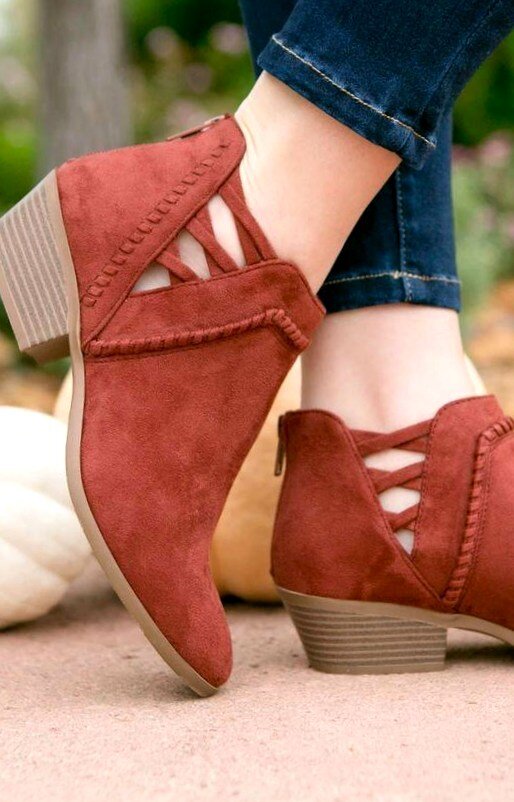 Яркий цвет и невысокий каблук