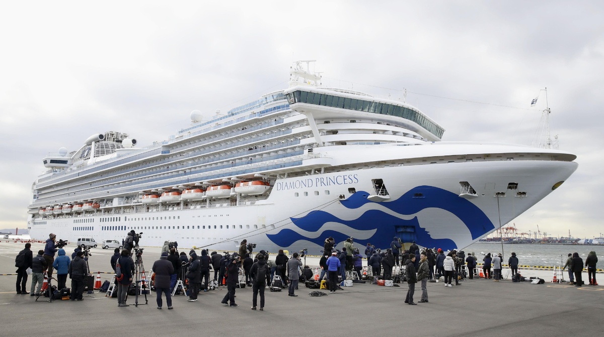 Пассажирам лайнера Diamond Princess грозит как минимум еще девять дней карантина.