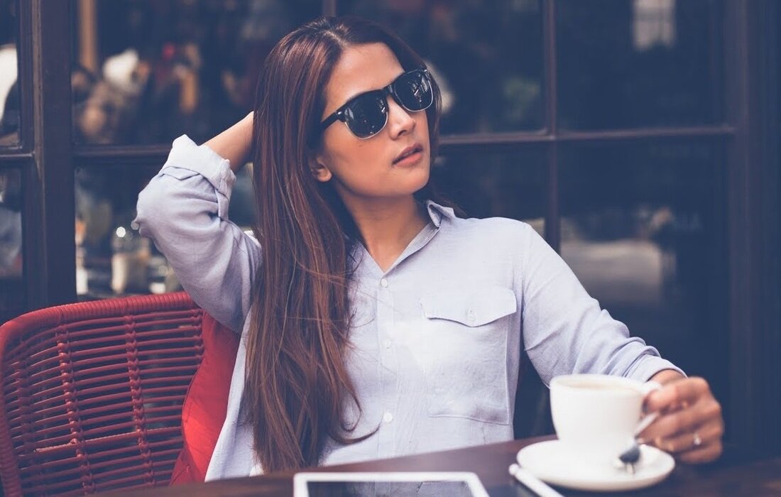 "Ленка, у меня еще 100 рублей, сфоткай, типа, кофе пью в ресторане по утрам!"