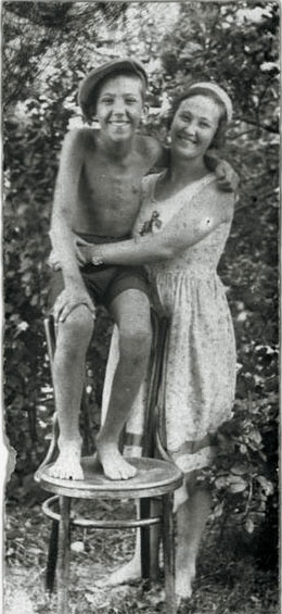 Детское фото Юрия с его матерью