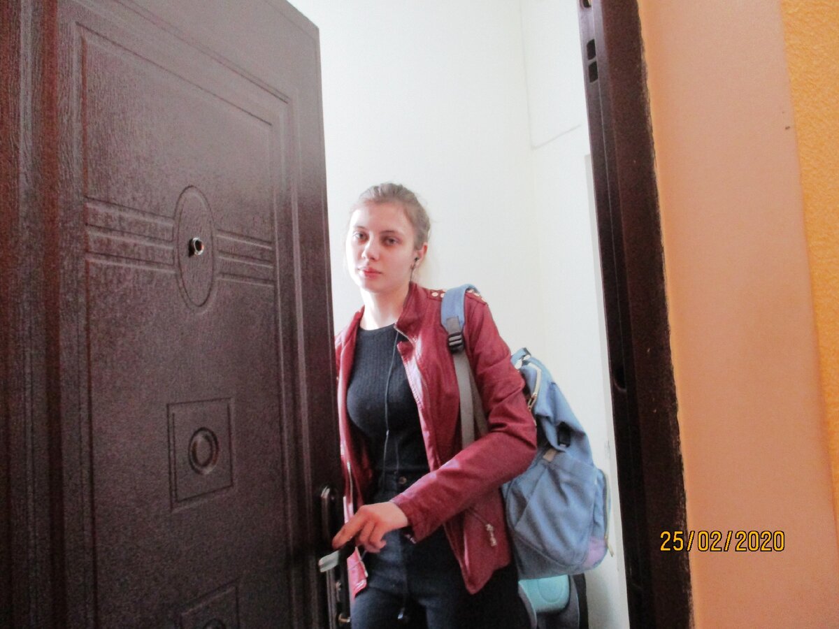 Это Ясь сестренку фотографировал. Тоска видна невооруженным глазом!