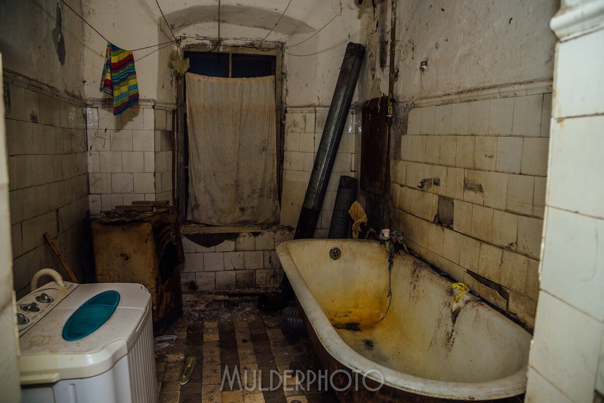 Ванна в общежитии. Старая ванная комната. Грязная ванная комната. Убогие Ванные комнаты. Ванная комната в общежитии Старая.