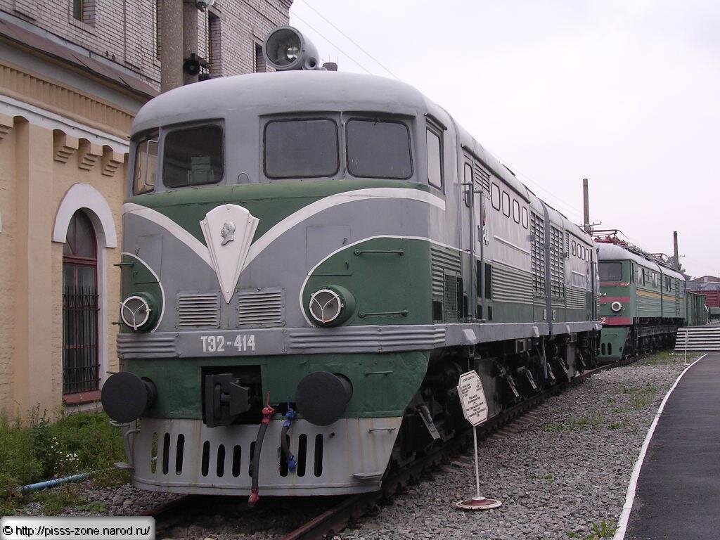 ТЭ2 - Двухсекционный. Вес 2х85 тонн. Мощность 2000 л.с.