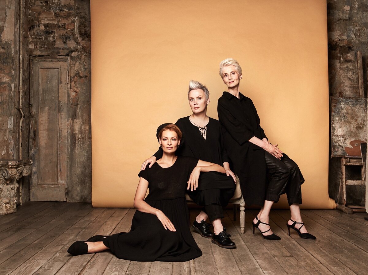 На фото дизайнер бренда Lesel Лариса Владимирова (в центре), модель агентства «Олдушка» Татьяна Лукьянова (справа), модель Наталья Нагорная (слева).