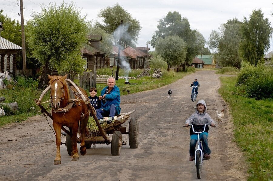 Деревенские русские про деревню. Жизнь в деревне. Жители сельской местности. Деревенская жизнь. Деревня жизнь в деревне.