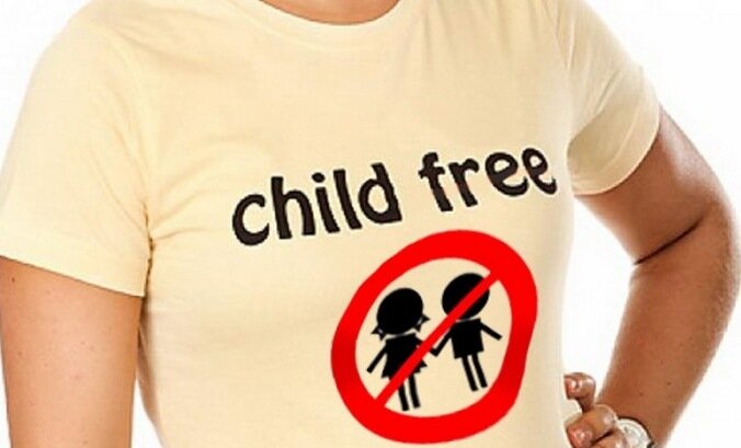 Добрый день дорогие читатели, вчера увидела выступление нашего президента о чайлдфри и задумалась, ведь действительно сейчас молодежь все больше и больше пропагандирует жизнь свободную от детей. Примерно каждая пятая москвичка в возрасте 30-40 лет заявляет, что не собирается иметь детей. По России показатель ниже - примерно каждая пятнадцатая. Это результат соцопросов, опубликованный на неделе. И это - здоровые и молодые, принявшие сознательное решение стать, как это называют в Европе, "чайлдфри". То, что продолжение рода для современной женщины — дело вовсе не первостепенное, подтверждает статистика. Если 30 лет назад на рождение первого ребенка решались в районе двадцати лет, то сегодня - в 25. У москвичек первенцы появляются в основном не раньше 27 лет. А через пару-тройку лет, говорят исследователи, рожать в столице станут еще позже — в 29 лет, почти как в Европе. Впрочем, демографов и социологов больше тревожат другие данные. В нашей стране из ста женщин в возрасте от 35 до 39 лет примерно 17 не стали мамами и не собираются. А на все вопросы об одиночестве они чаще всего отвечают цитатой из классики - "Спокойствие все-таки лучше всего на свете".   Так вот милые мои чайлдфри до рождения детей я тоже относилась к ним спокойно, нет я не была противницей детей, но и не думала о том что мне надо быстрей  родить. Я жила полноценной жизнью, отдых, клубы, работа, море, шашлыки на природе, тусовки до утра и тд, но всему своё время. Родила я в 32 первенца и да, конечно той жизни уже нет и не будет, но сейчас тоже жизнь, просто она другая. И она тоже интересная, полна детского смеха( ну и слезки бывают тоже), радости, агу, его достижения, первое слово, да много всего и мне это доставляет удовольствие. Просто всему своё время, и погулять и с детьми нянчиться. Но жизнь без детей пуста, рано или поздно молодость уйдёт, с ней и красота, и энергия, и друзья обзавелись семьей, а ты? А ты одна с кошкой или собачкой, а потом что? Да ничего, пустота и одиночество, разочарование в жизни, мужчинах и самой себе, а следствие-озлобленность и тоска. Да воспитать ребёнка ооочень тяжело, вообще быть мамой это труд, бессонные ночи, болезни, капризы и постоянный хаус дома, но эти маленькие глазки, нежная улыбка, вечное почему, и удивленное личико того стоит. вообще быть мамой-бесценно, это самая большая радость в жизн, которую ни сравнить ни с поездкой на море, ни тусой с друзьями, ни покупкой брендовых шмоток, да ни с чем.           