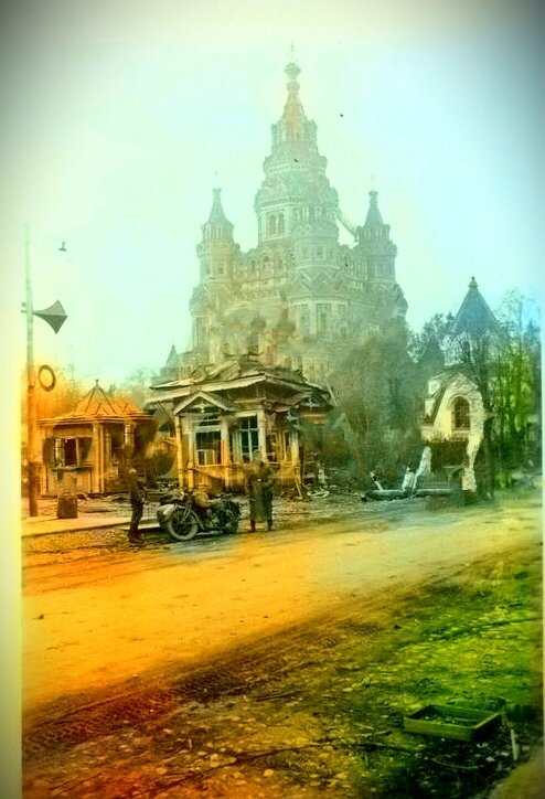 Немцы у Петропавловского собора.