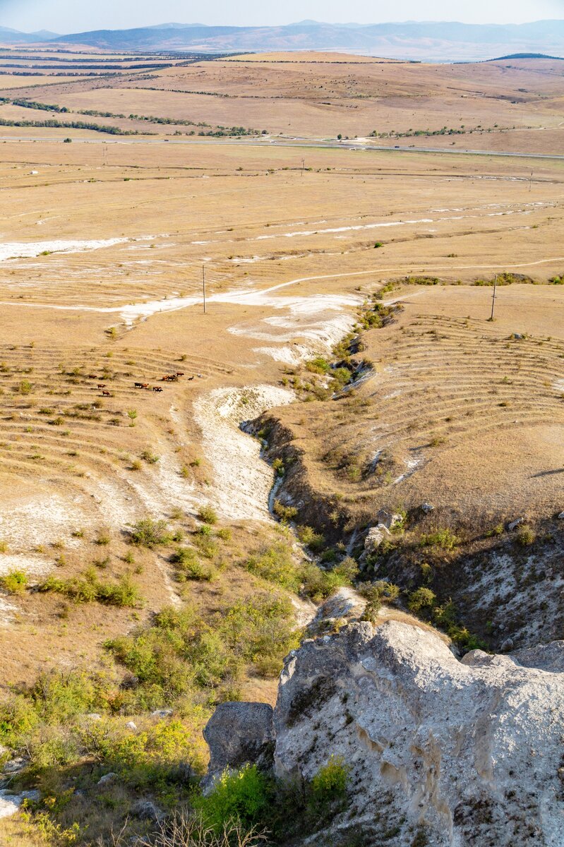 1. Овражек на склоне. Чуть дальше трасса Таврида и совсем вдали главная гряда Крымских гор.
