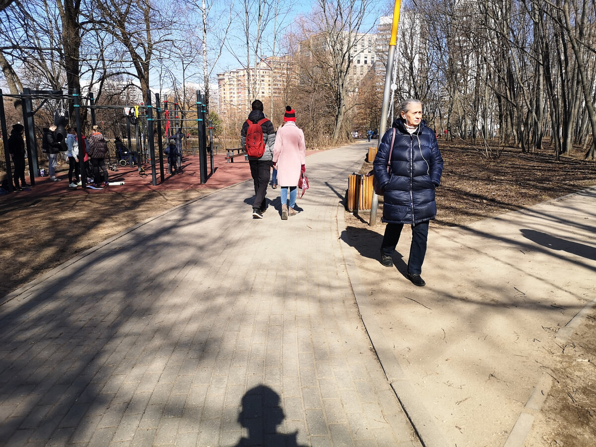 Что происходит на улицах Москвы? Прошёл по парку возле дома, гуляет много пожилых людей.