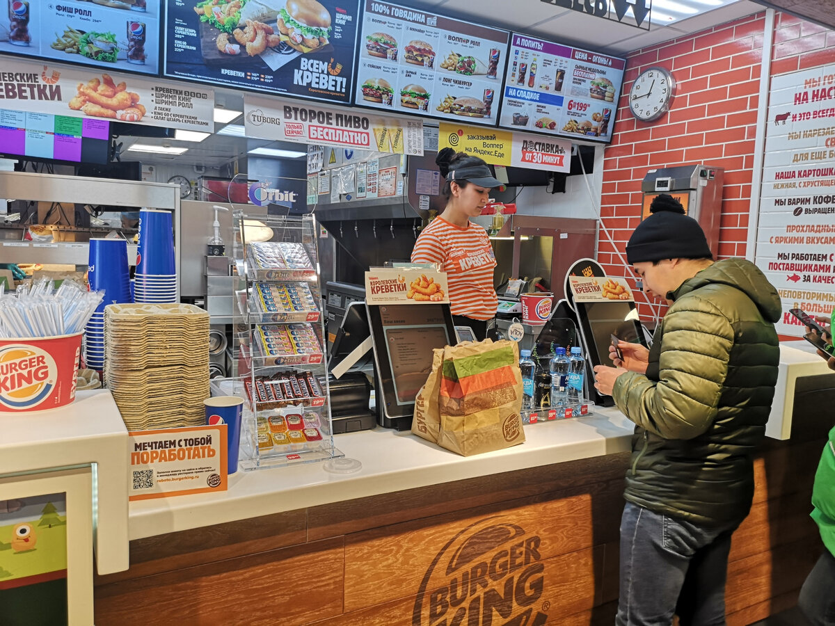 Заглянул сейчас в Бургер Кинг. Очереди, люди едят. Продавцы без масок.