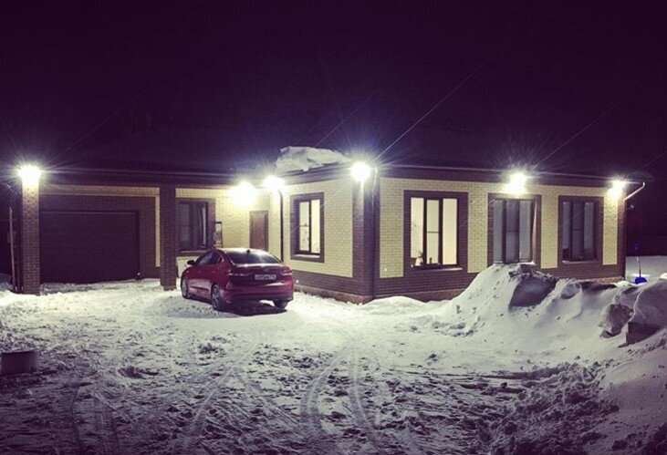 А это дом построил мой друг у которого возможностей было несколько больше, поэтому остановился на таком варианте.