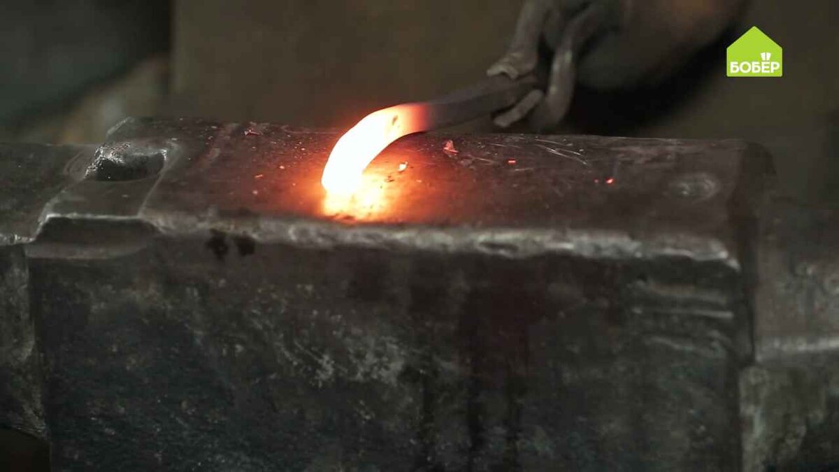 Температура куска металла. ФРАГМЕНТЫ металла. Нагрели кусок металла. Ковка нагрев болванки. В горне и железо плавится.