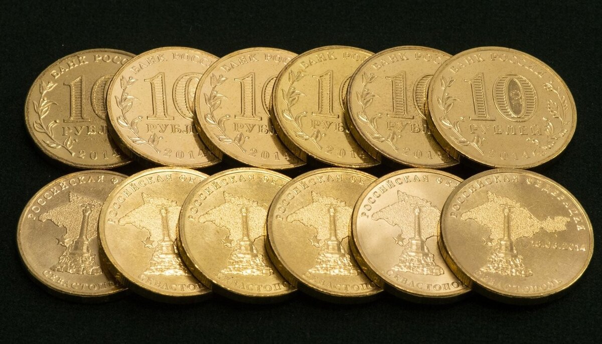 ОБЫЧНЫЕ ДЕСЯТИРУБЛЕВЫЕ МОНЕТКИ УЖЕ ДАВНО ВОШЛИ В НАШУ ЖИЗНЬ И УЖЕ СКОРО ОКОНЧАТЕЛЬНО ЗАМЕНЯТ СОБОЙ СТАРЫЕ БУМАЖНЫЕ КУПЮРЫ. А МЕЖДУ ТЕМ СРЕДИ НИХ СКРЫВАЮТСЯ САМЫЕ НАСТОЯЩИЕ РАРИТЕТЫ, КОТОРЫЕ МОГУТ СТОИТ ДЕСЯТКИ И ДАЖЕ СОТНИ ТЫСЯЧ РУБЛЕЙ. ЧТО СТОИТ ИСКАТЬ? 
