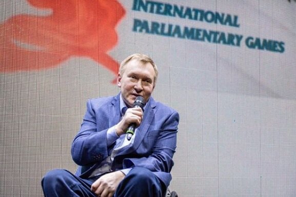 Как вы думаете, из какой он парти?