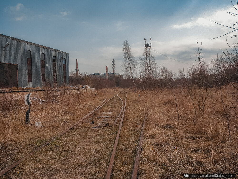 Подошел к брошенной технике на окраине закрытого завода. Хозяин нашелся мгновенно