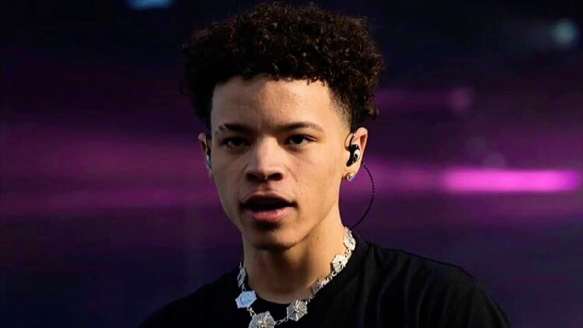 Lil Mosey является очень популярным американским рэп-исполнителем.
На данный момент является частью американского лейбла «Interscope Records».
Настоящее имя — Латан Эшолс
Дата рождения: 25 января 2002 года
Место рождения: Маунтлейк Террас (штат Вашингтон, США)
Знак зодиака: водолей