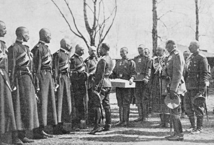 Христосование императора Николая II с урядниками конвоя 