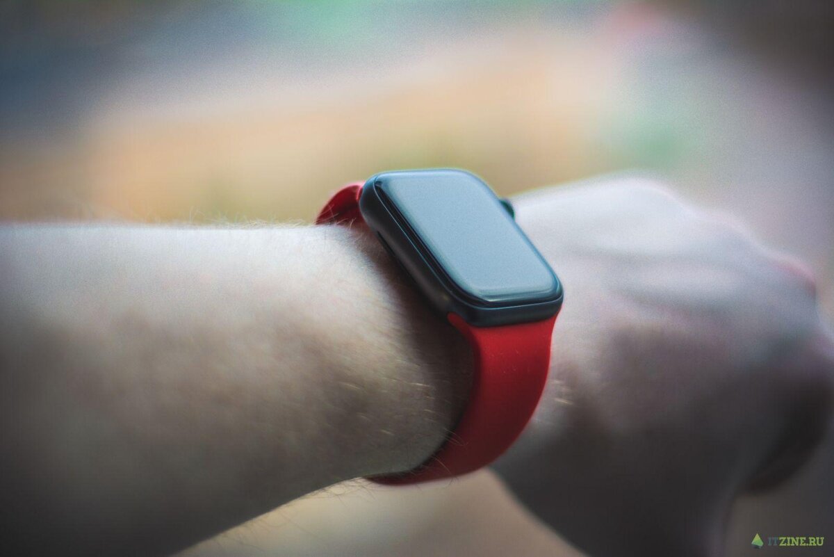Apple Watch series 5 с красным ремешком на руке