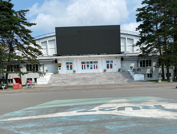 Одно из старейших спортивных сооружений Хабаровского края (бывший ледовый дворец спорта).