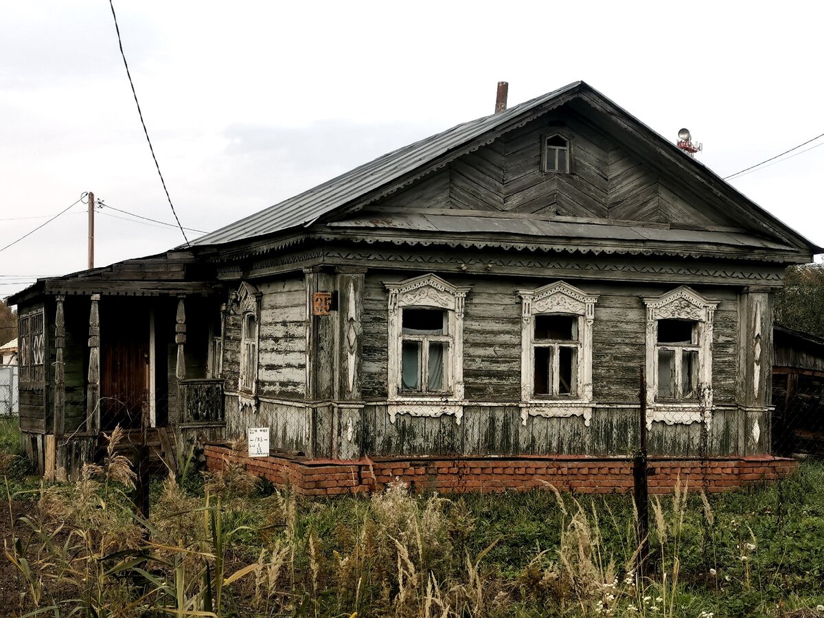 Деревенский дом в Средней России имел обычно два крыльца: парадное, с резными столбиками и причудливыми оконными переплётами веранды и "чёрное" - для хозяйственных нужд.