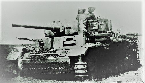 Подбитые в ходе Курской битвы средние немецкие танки Pz.Kpfw. III и Pz.Kpfw. IV.