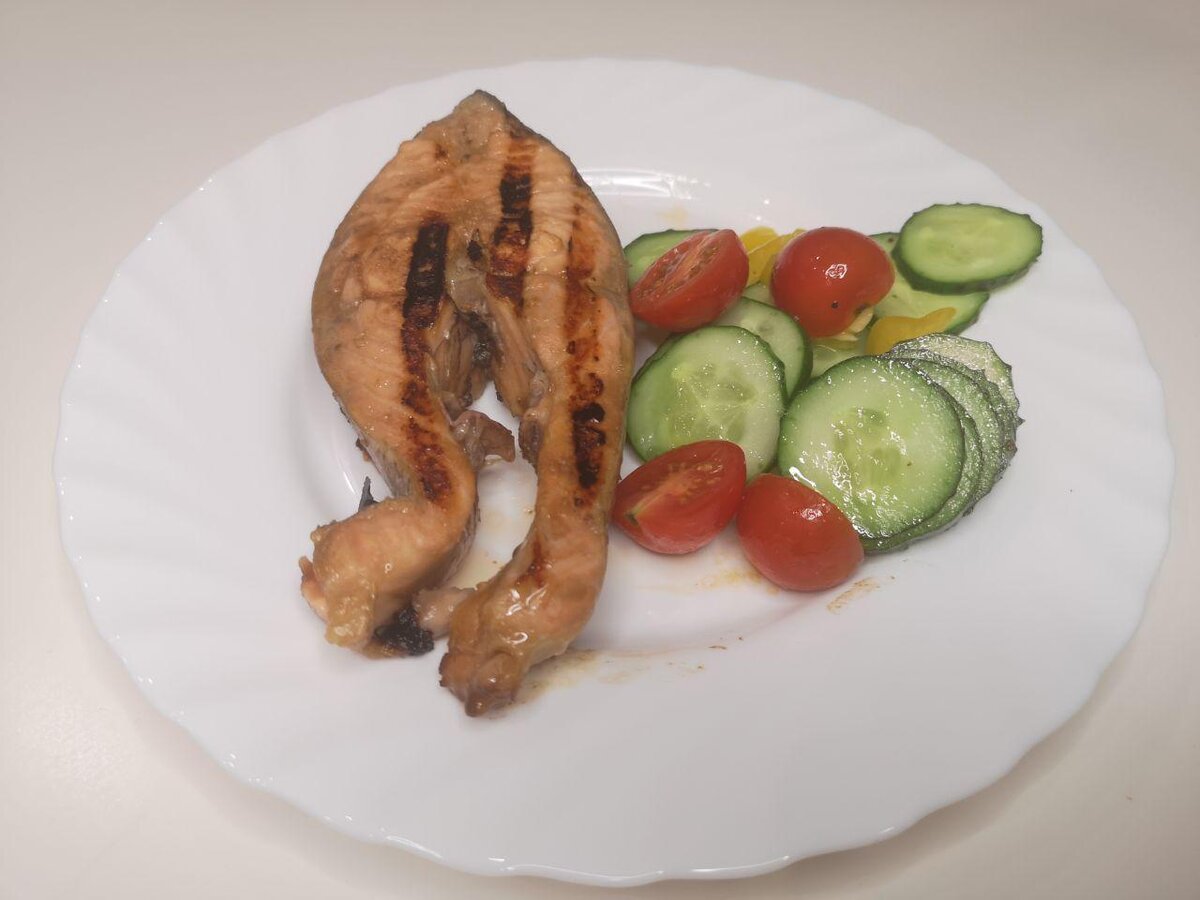 Лосось на гриле. Легкий ужин с рыбой.